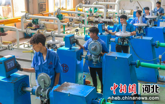 圖為棗強縣一燃氣設備股份有限公司員工正在車間內作業(yè)。 李金剛